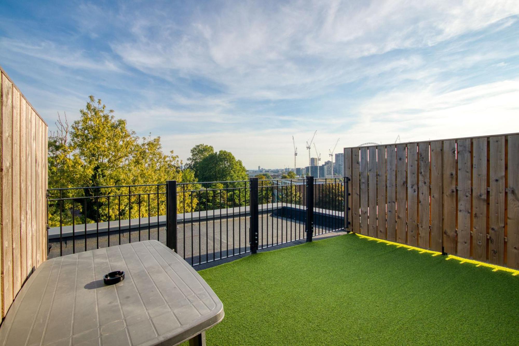 Modern Penthouse In Wembley Lejlighed London Eksteriør billede